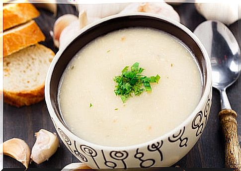 Among the natural remedies to raise platelets is garlic soup