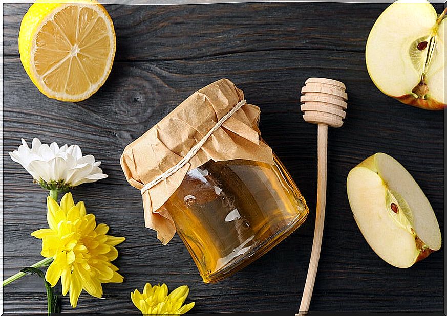 Ingredients of the apple, honey and lemon preparation.