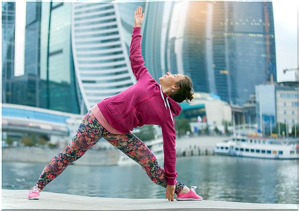 trikonasana to tone buttocks and legs