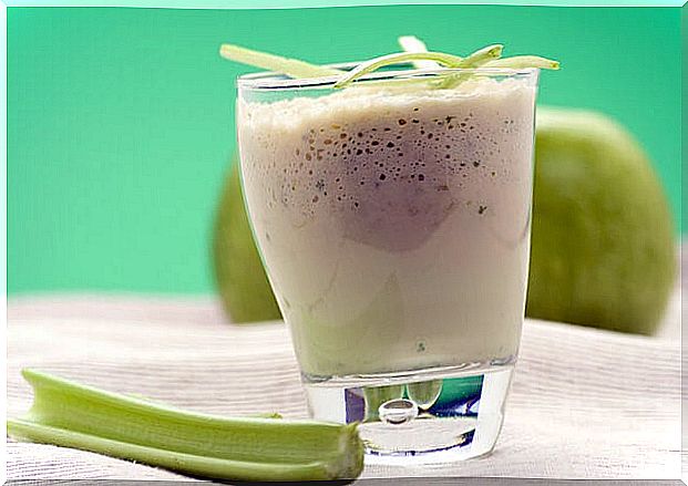 smoothie with apple and celery