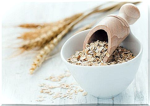 Oatmeal and honey can prevent dandruff or hair irritation. 