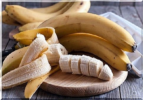 A mask of honey and banana helps to strengthen the horse and prevent the fall.