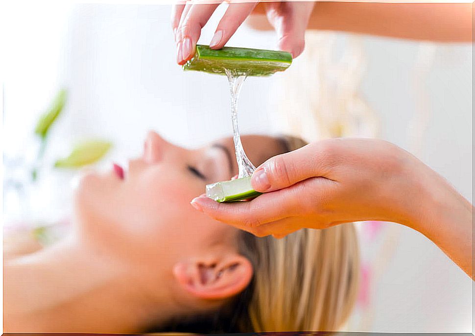 How to remove makeup with aloe vera