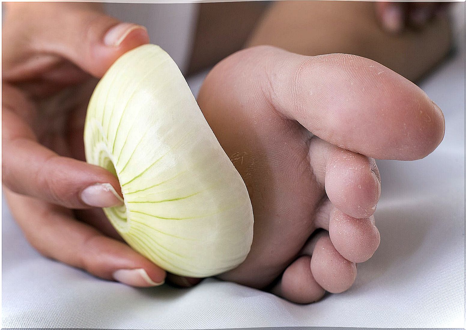 Benefits of sleeping with an onion on your feet at night