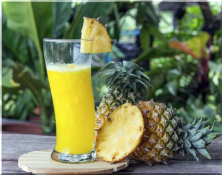 Pineapple and flax seed smoothie 