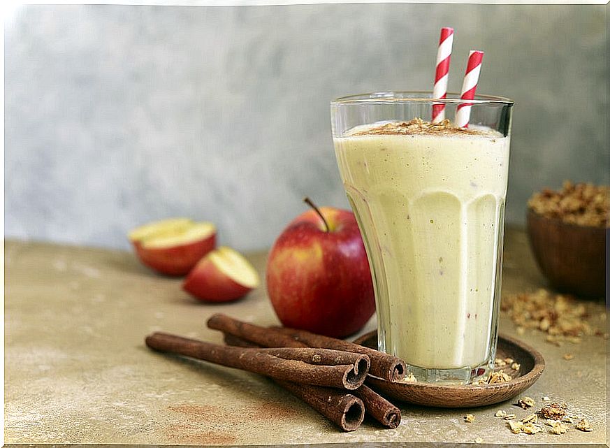 Apple, lemon and oatmeal smoothie