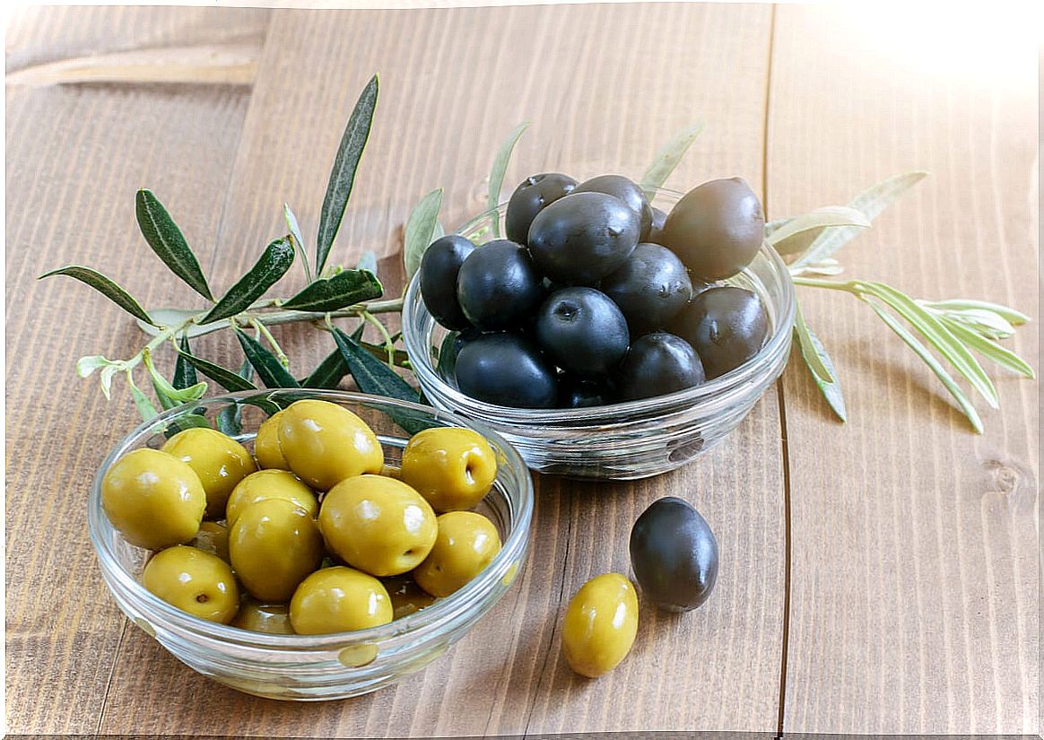 Green and black olives for health.