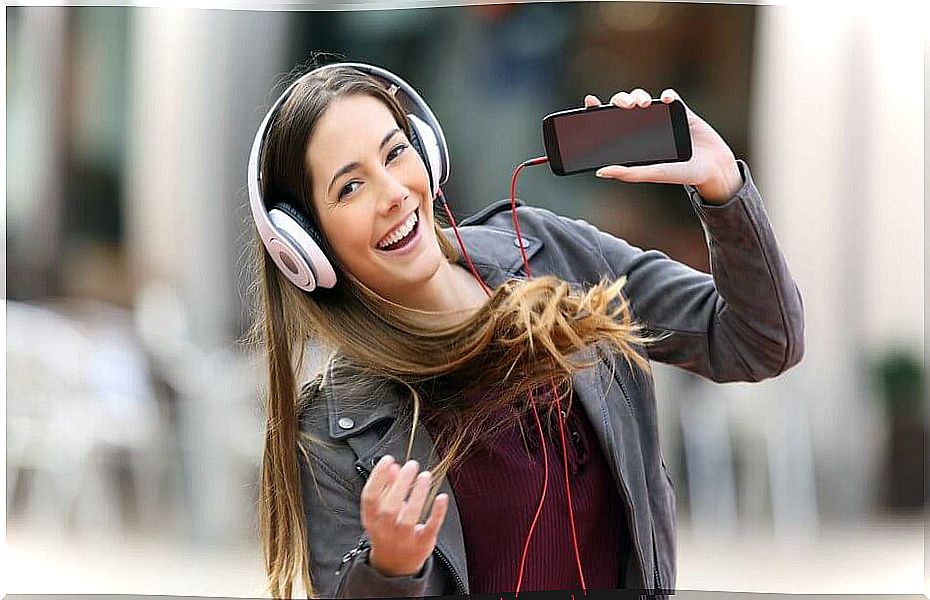 girl listening to music with headphones