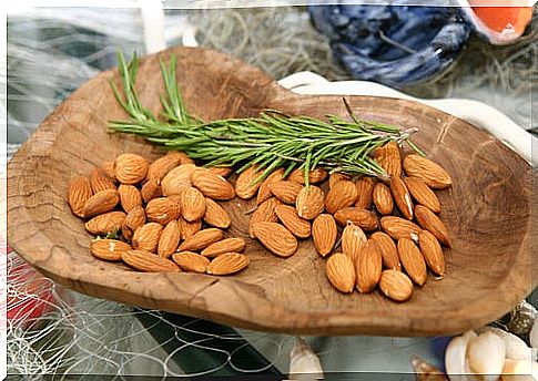 How to cleanse the skin with almond and rosemary water