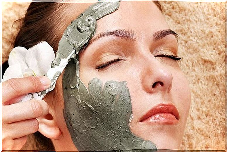 Caring for the face with green clay