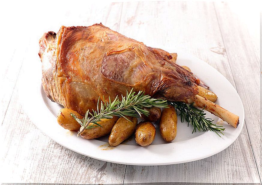 Dish with roast leg of lamb with potatoes.