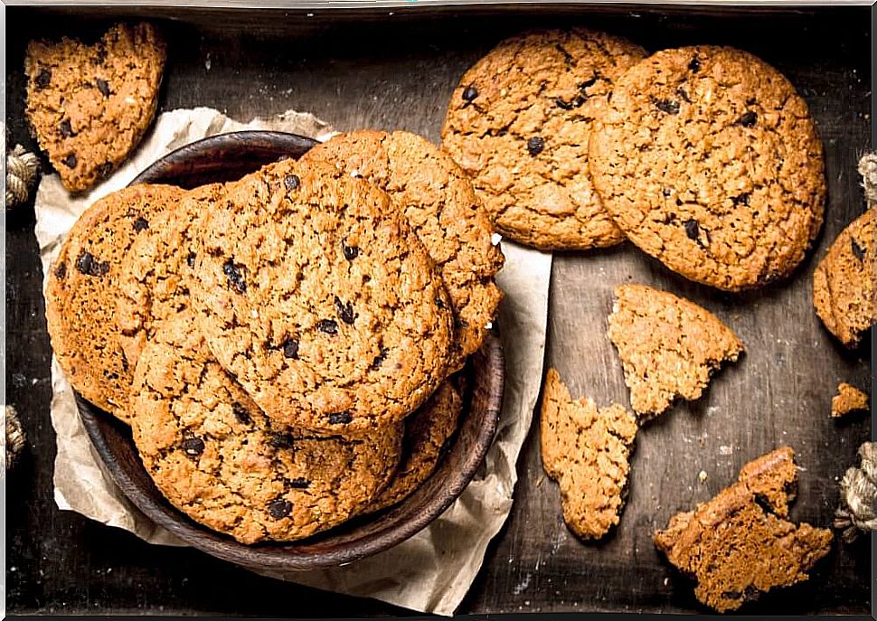 Oatmeal cookies in a wooden bowl.